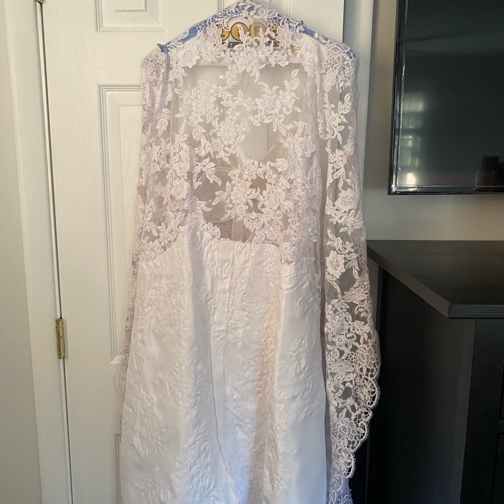 Baby online Dress//Wedding Dress size 4-6 length grazes floor at 5’8”